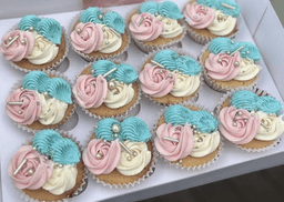 12 Vanilla Cupcakes